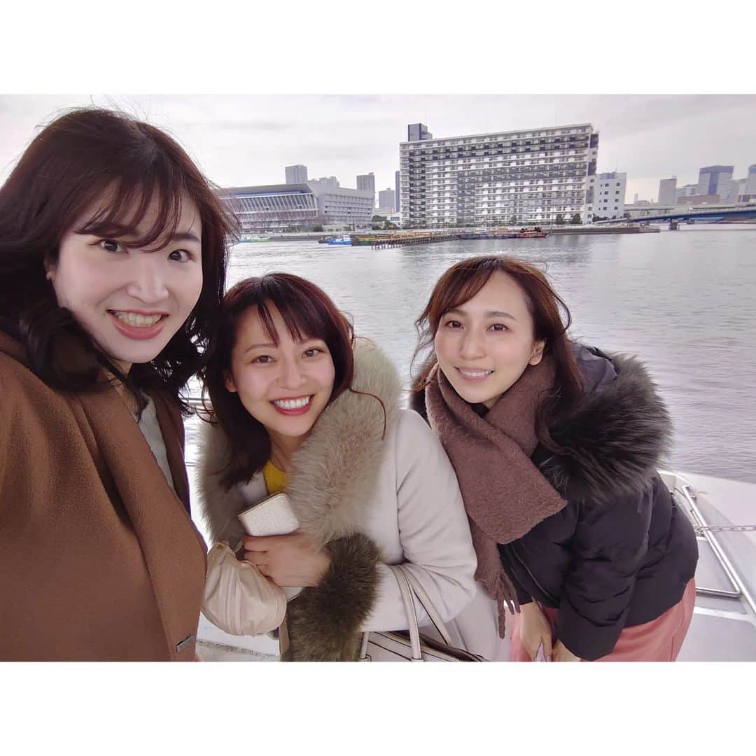 のインスタグラム：「屋形船の「東京五輪レガシーツアー」というプランにモニターで乗らせて頂きました💕 ゆみちゃんとあやかちゃんと一緒に😍  屋形船の中はお座敷で掘りごたつで暖かいし心地いい✨ お弁当と一緒に揚げたてのてんぷらがその都度出てきてびっくり😳 「浮かぶ料亭」というのも納得。  選手村や競技会場を海から巡るのも面白かった！」