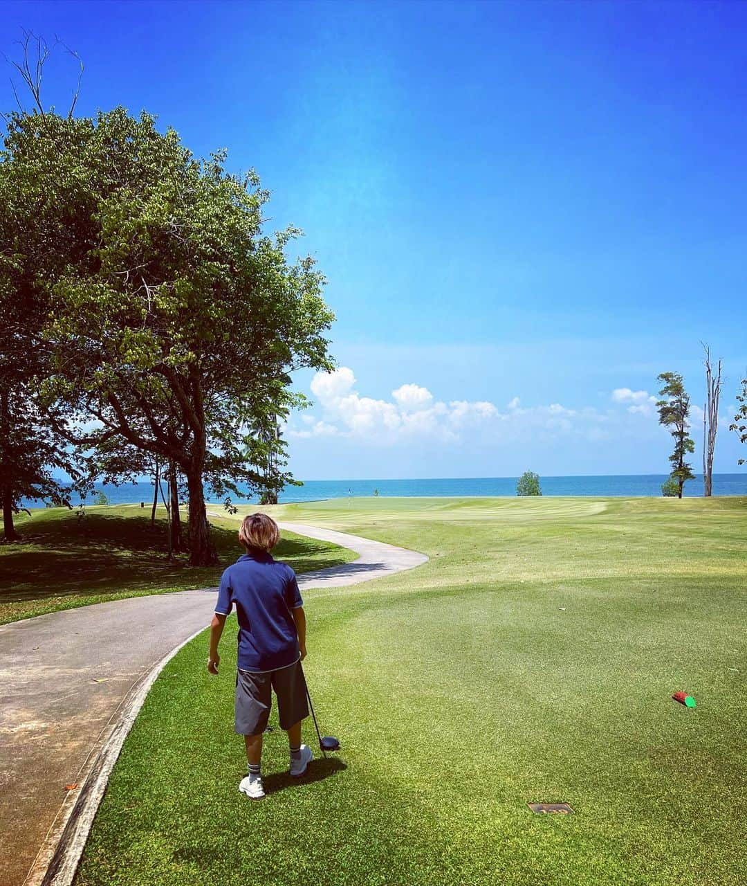 田波涼子さんのインスタグラム写真 - (田波涼子Instagram)「family golf⛳️ in Langkawi   景色を楽しみながら、ゆるりとゴルフ。私と子供達は楽しそうなホールだけ参加😝　 やっぱり終わった後のビールは最高だなっ  娘に好評だったゴルフウェアは @bordersatbalcony.official」3月25日 13時21分 - ryokotanami.idea