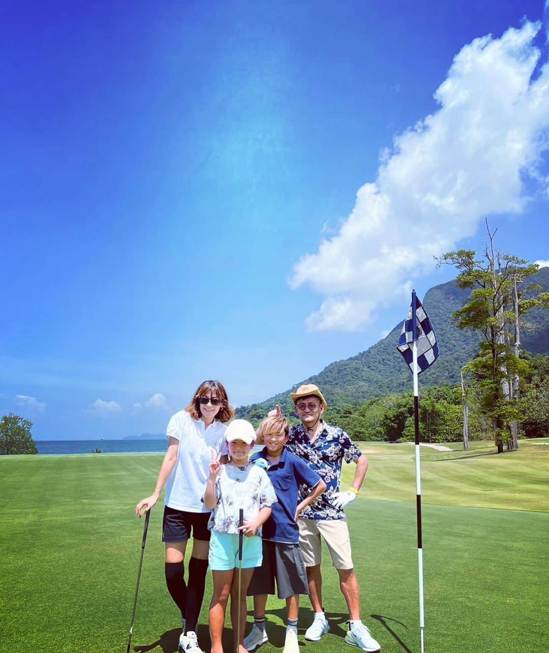 田波涼子のインスタグラム：「family golf⛳️ in Langkawi   景色を楽しみながら、ゆるりとゴルフ。私と子供達は楽しそうなホールだけ参加😝　 やっぱり終わった後のビールは最高だなっ  娘に好評だったゴルフウェアは @bordersatbalcony.official」