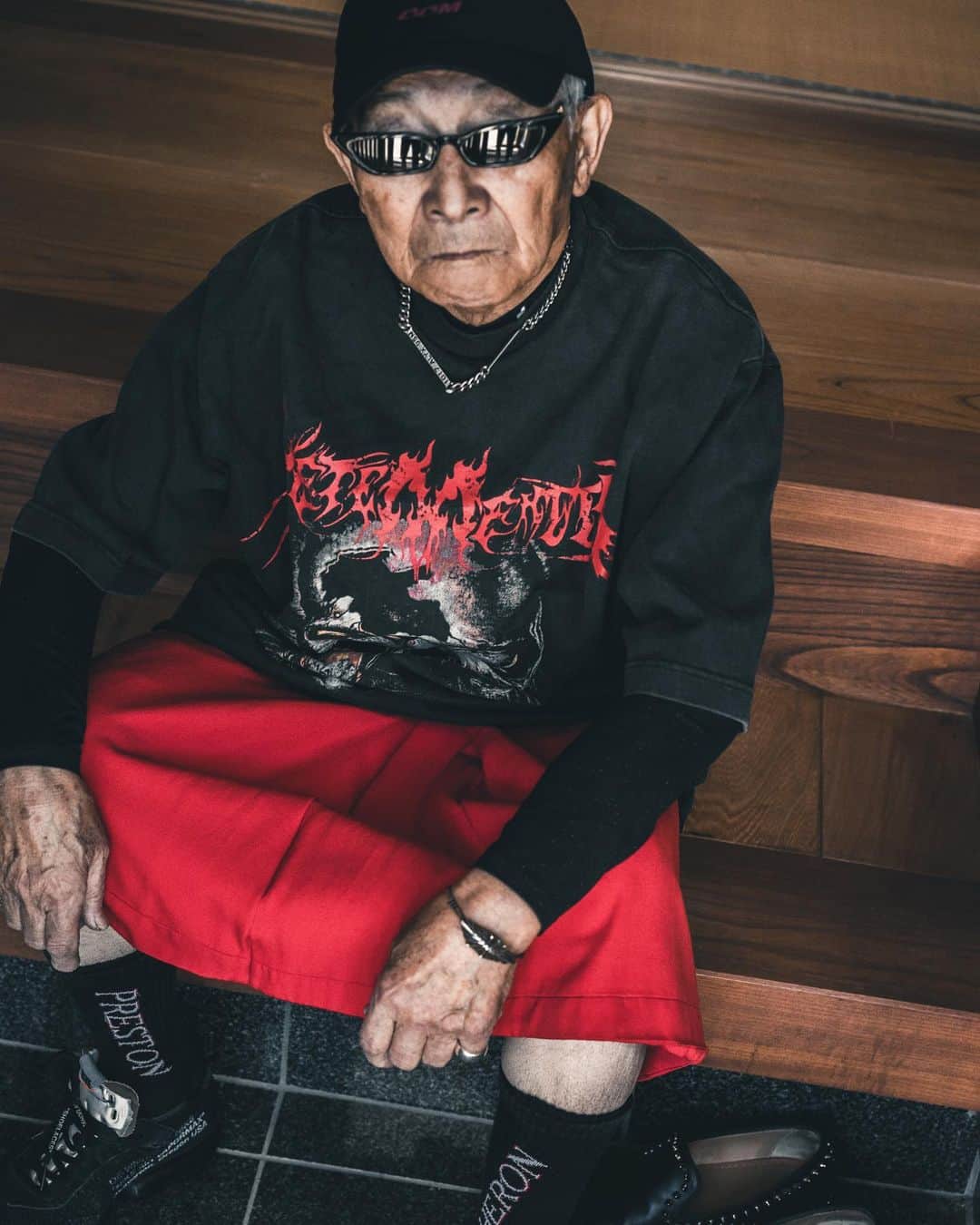 シルバーテツヤのインスタグラム：「ジェンダーレスおじいちゃん Genderless Grandpa💃🏼  #スカート男子  ... Cap: #droledemonsieur  Glasses: #poppylissiman  Top: #vetements  Inner: #alyx  Skirt: #givenchy  Shoes: #offwhitenike」