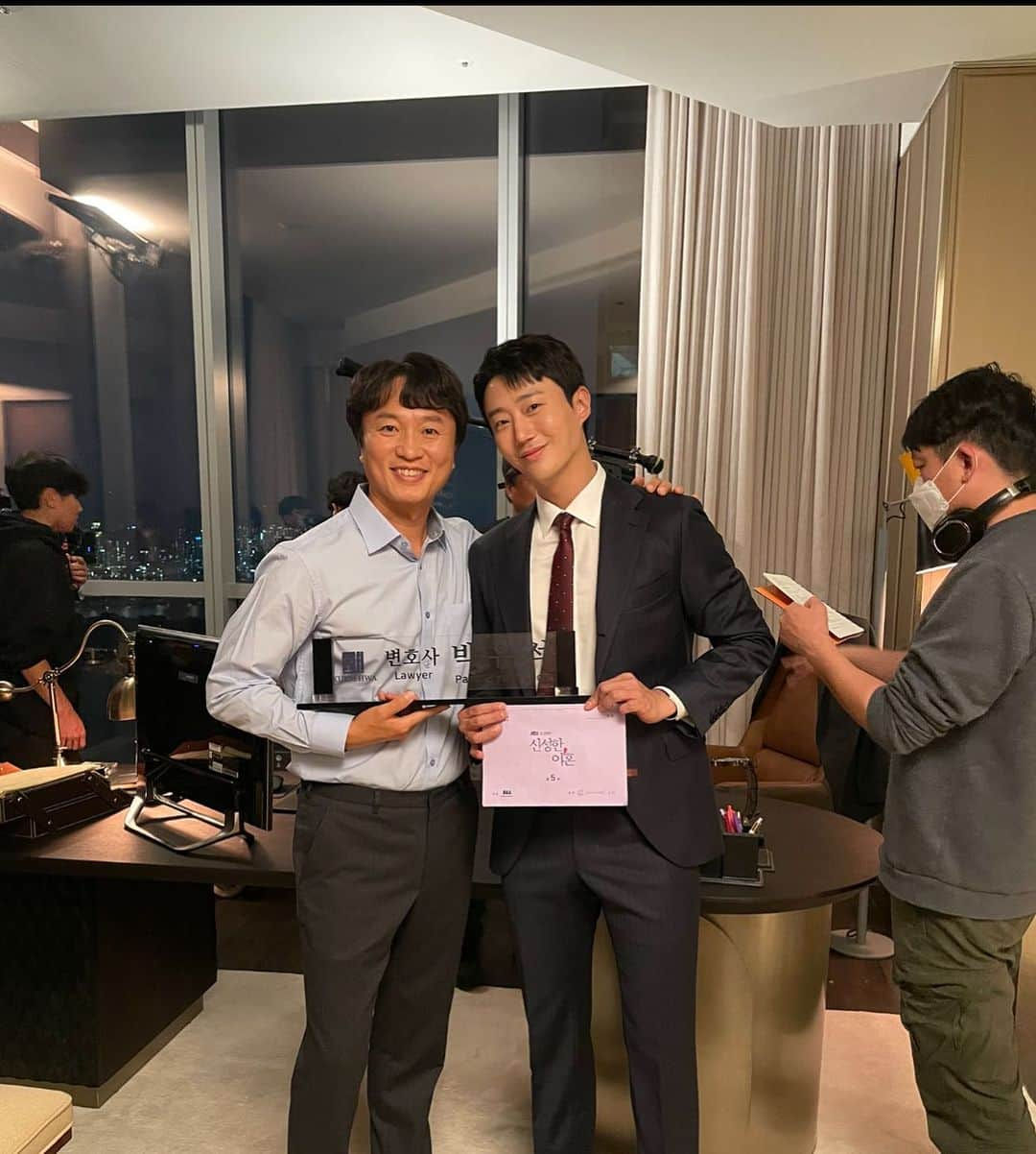 ハン・ジェソクのインスタグラム：「#신성한이혼  jtbc 오늘밤 10시30분!!!!! #박유석 #최준   스파이는 모르겠고...으흠  #전배수 선배님 보고파요😉」