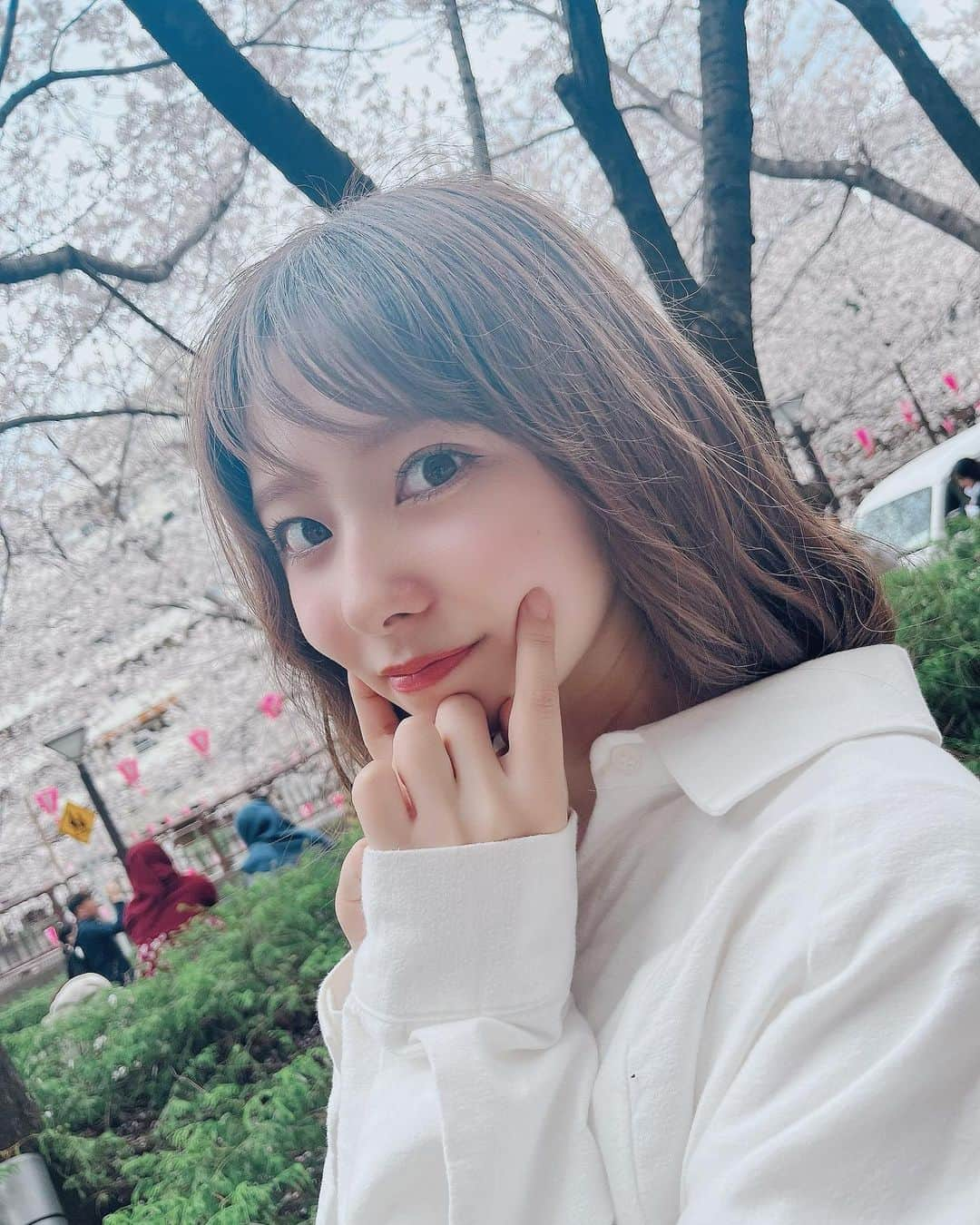 岡田彩花のインスタグラム：「⭐︎ ⭐︎ ⭐︎  お花見🌸  #お花見 #中目黒」