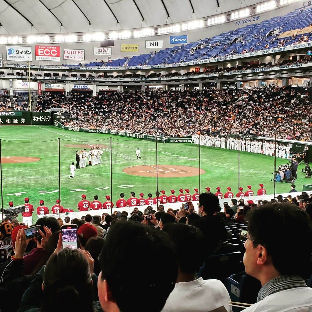 内藤大助のインスタグラム：「昨日は家族で東京ドームへプロ野球の試合観戦に行ってきました⚾ 久しぶりの東京ドームと野球観戦 間近で観る生の野球は迫力があって楽しかった～  試合開始の前にWBC(ワールド・ベースボール・クラシック)に出場していた侍ジャパンのメンバーも合流し観戦する皆さんに挨拶をしていました😲  #WBC #ﾜｰﾙﾄﾞﾍﾞｰｽﾎﾞｰﾙｸﾗｼｯｸ #巨人 #楽天 #東京ドーム」