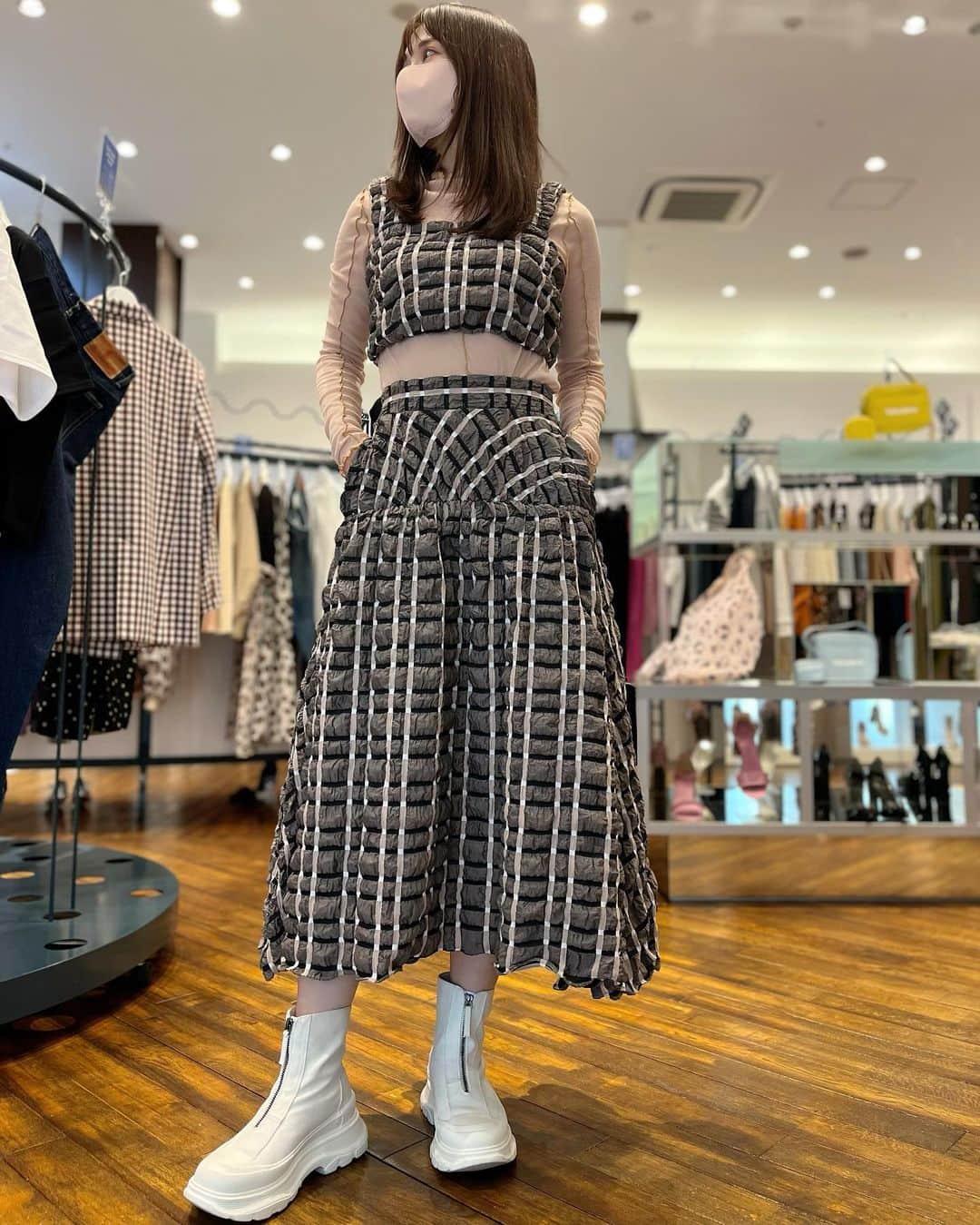 新谷美奈さんのインスタグラム写真 - (新谷美奈Instagram)「. ⁡ シアーのトップスやTシャツと レイヤードも楽しめて着回しも無限大🌼 ⁡ set up ¥41,800 tax in/COEL ________________________________________ GATHER SPRING FAIR🌷🐝 3.11 sat - 4.10 mon ⁡ ▷ギャザーカード10回無金利 ▷お買い上げ金額の最大5%金券back (お買い上げ1万円以上から) ▷ゆめカード5回無金利(4/3まで) ⁡ #COEL#コエル#セレクトショップ#selectshop」3月25日 13時38分 - mina__0215