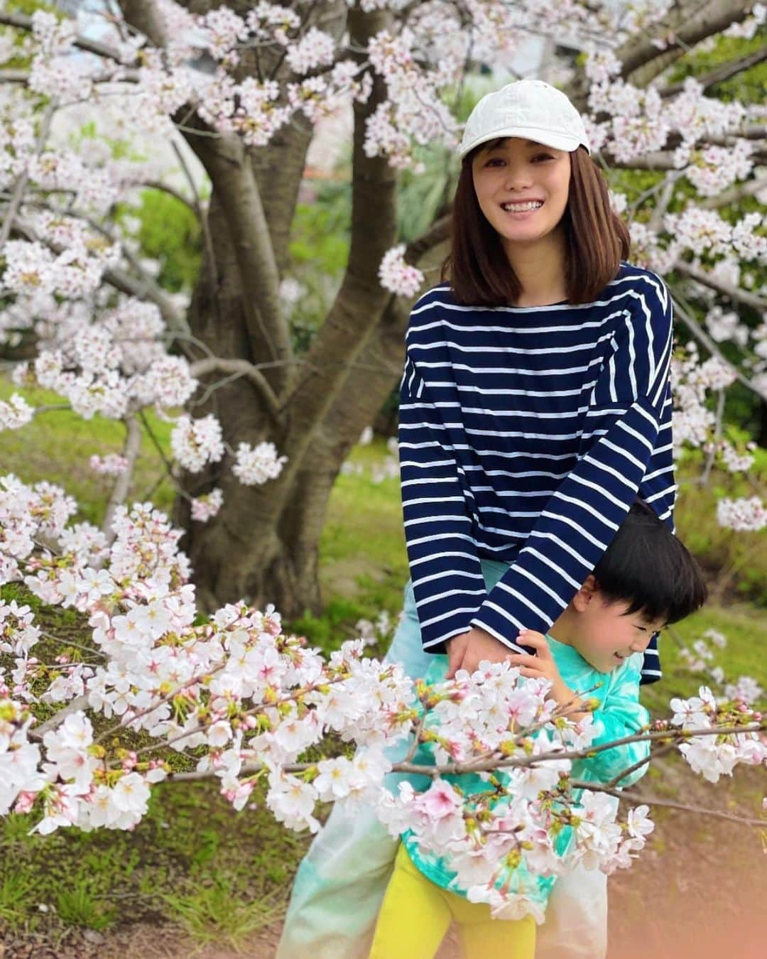 蛯原英里さんのインスタグラム写真 - (蛯原英里Instagram)「すっかり春の陽気ですね🌸  ぽっかぽかの春の陽気は 子供達がお外で遊ぶのに一番いい季節  桜も満開でとっても気持ちがいい 春は天気も良くて暖かくて大好きな季節  今日は、雨だけど、またお天気になったらお花見できること願ってる🌸  #お花見  #大好きな季節  #春がやってきた」3月25日 13時49分 - eriebihara