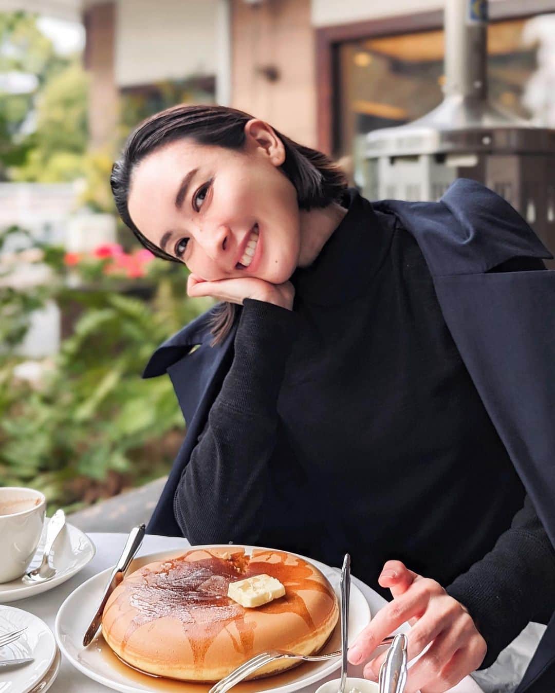 前田紀至子のインスタグラム：「ウエストのホットケーキシロップの掛け方がクセ強めになってしまった回🥞  テラスでお茶を飲んでいると、カラーライナーやカラーマスカラなどのポイントメイクが「それ可愛いね」と話題に挙がりがちですが、結構プチプラやドラコス率高めです。  この目元は全部オペラ。 マスカラはカラーリングマスカラ12番のフォレストグリーンで、アイカラーペンシルは目尻の水色は104番の限定ペールブルーと13番のグレーベージュを組み合わせています。色々な組み合わせを生み出したくなる可愛さなので全色揃えていきたいくらいの使えるアイテム。 褒めてくれたお友達にさっとシェア出来る価格も魅力です。  シンプルな綿タートルやプレーンなクルーニットばかり着がちな季節だからこそ、PLSTより送っていただいたセーラーカラー的な大きめ襟が可愛いスプリングコートも大活躍。春のおめかしってワクワクしますね。  #opera#オペラ#plst#プラステ」