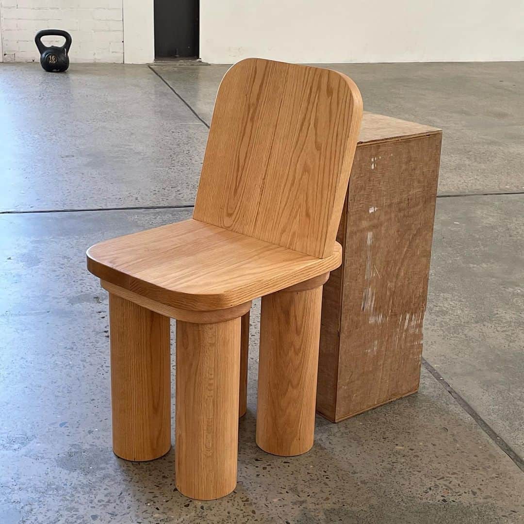 サラ・エレンのインスタグラム：「Designing this chair with @jonofriend has been one of our favourite endeavours. More designs on their way 💚」
