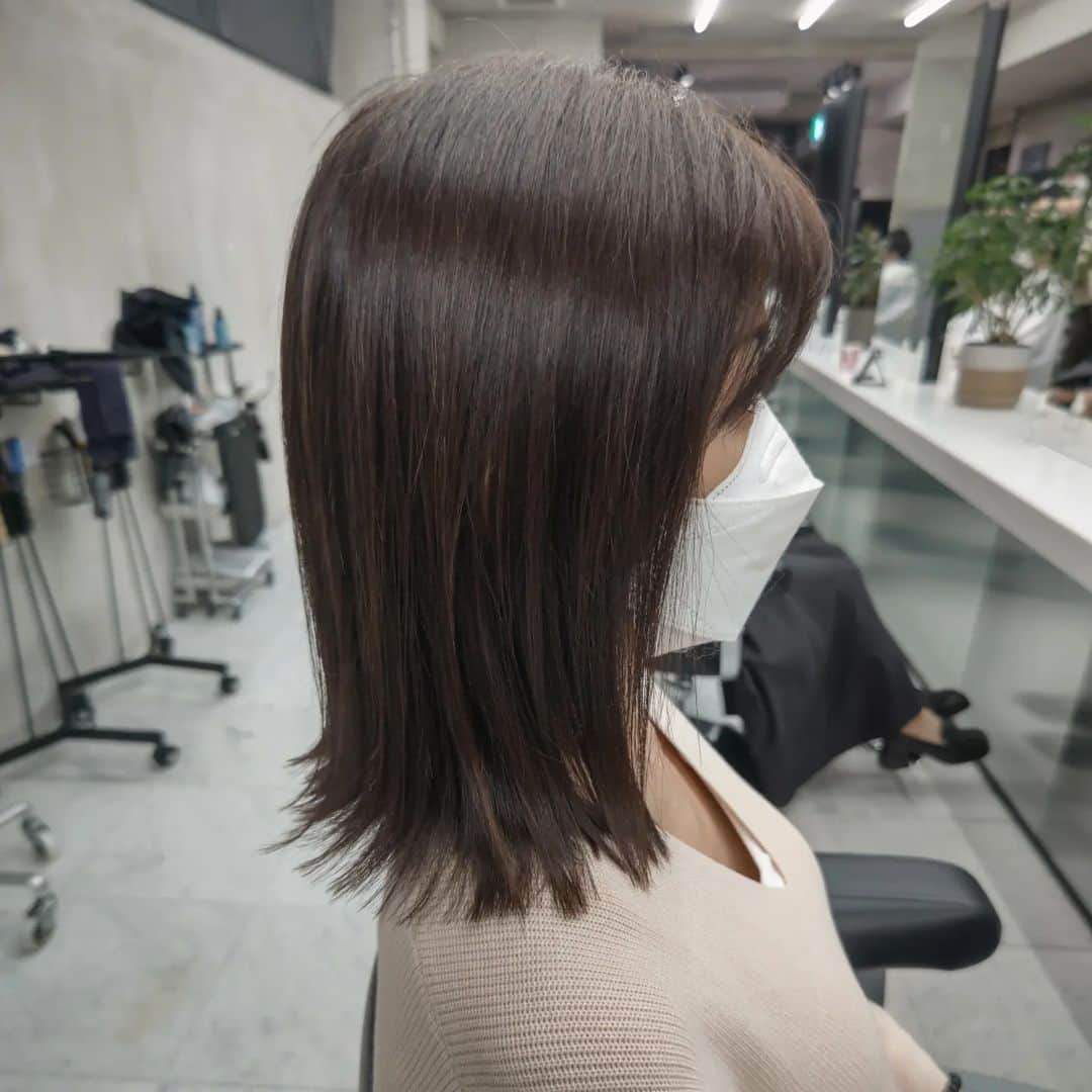 中田有紀のインスタグラム：「いつもは自分の下手なブローでもおさまりやすいようにカットしてもらいますが、今回はちょっと雰囲気を変えてパツッと切って外ハネになるように。 スタイルキープできるかな😅 自分に似合う髪型、模索中です🫣 #ヘアカット #美容院」