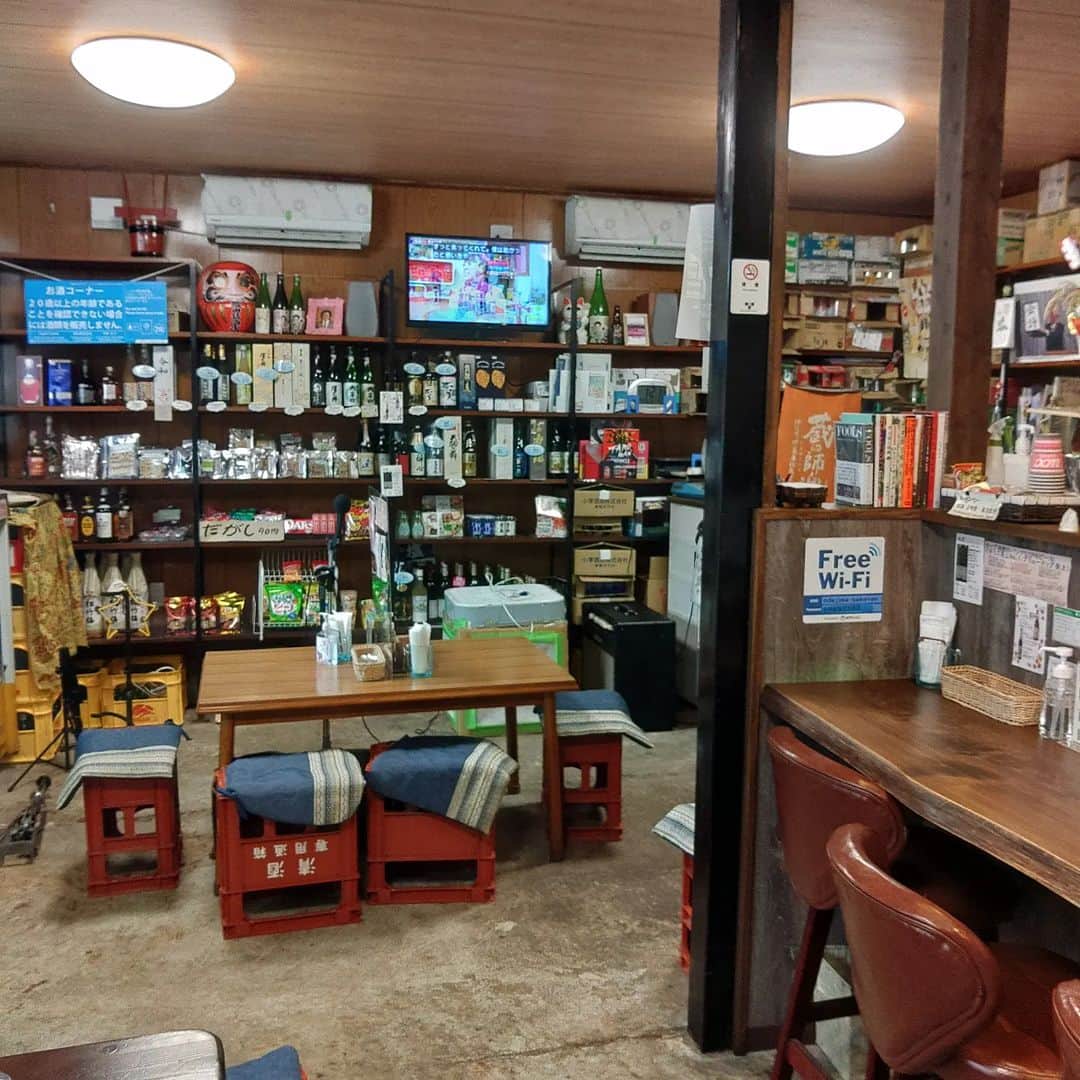 山川のりをのインスタグラム：「本日は国分寺織田島酒店にてギターパンダライブあります。14時/14時30分、2500円酒屋なので酒はお金払えば飲み放題！お近くの方は慎重に会いに来てアイニージュー！」