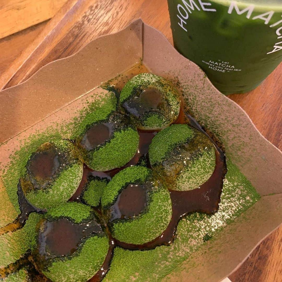 tealilycafeのインスタグラム：「MATCHA KUROMITSU DANGO  สูตรเฉพาะของทางร้าน ที่มีเนื้อสัมภาษณ์นุ่มหนึบ จะปั้นสดๆ ใหม่ๆ หลังจากได้รับออเดอร์เท่านั้นนะคะ 🥰 และยังมี  KINAKO KUROMITSU DANGO MATCHA SHIRATAMA DANGO.  หรือสามารถสั่งขนมชาเขียวอื่นๆ ได้นะคะ  ONLINE DELIVERY  Line man : http://wongn.ai/i79gf  Robinhood : https://static.robinhood.in.th/app_link.html?URI=robinhoodth://merchantlanding/id/70153  Cr. Photo @manee_jib  ขอบพระคุณมากค่า 💚 #homematcha」