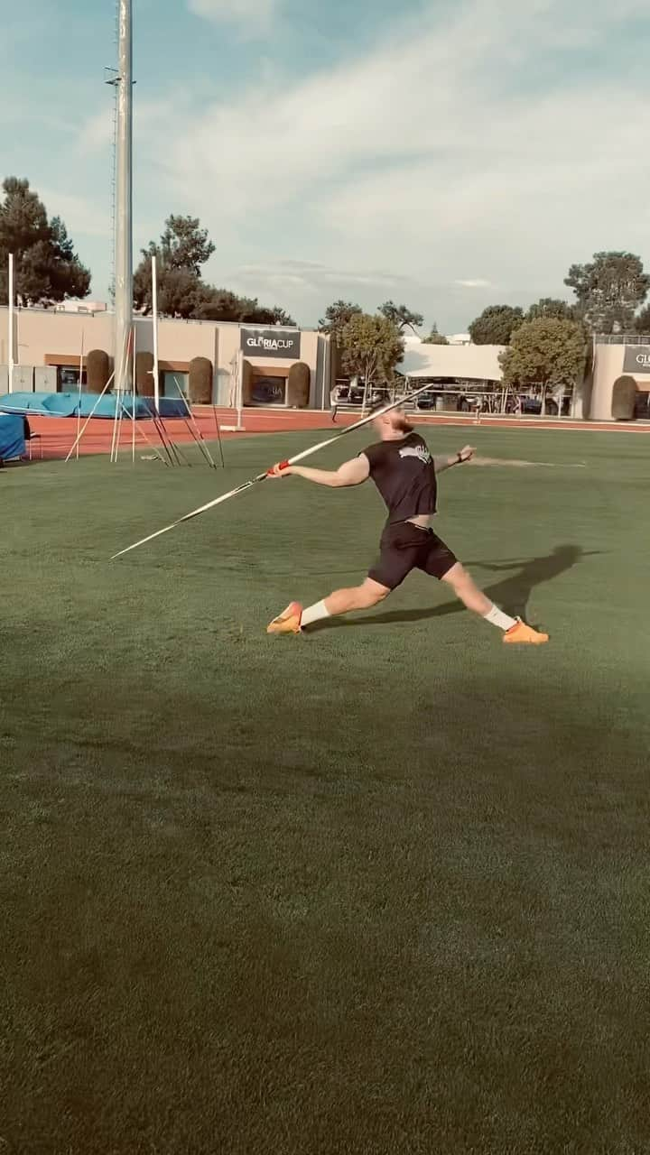 ヨハネス・ベターのインスタグラム：「On the right track.⚡️ #VetterWurf #mission100 #startdreaming #neverstop #training #athlete #throwing #javelin #Speerwurf #trackandfield #gym #javelinthrow #leichtathletik #spitzensportbundeswehr #fit #athletics #fitnes #boom #rocket #power #workout #weiterimmerweiter #heavy #work #hard #sport #football #baseball」