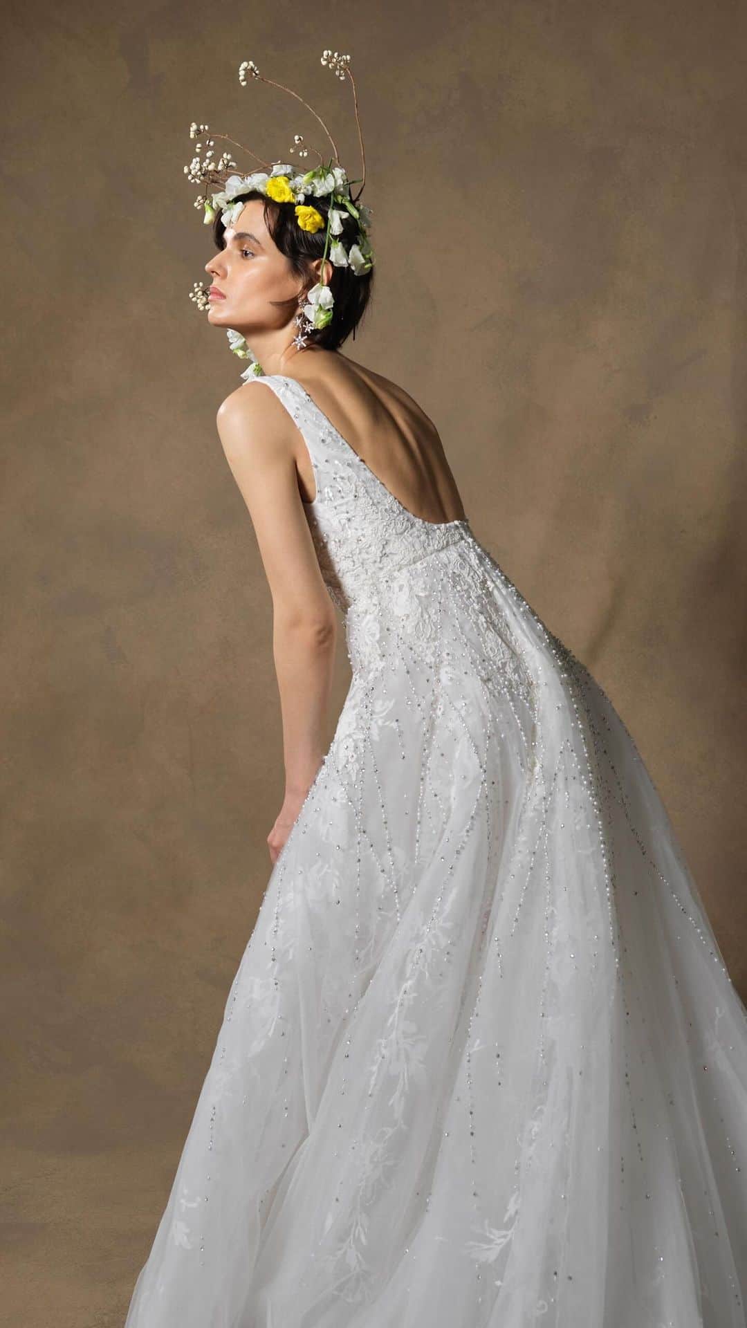 JUNOのインスタグラム：「Reem Acra "Precious" 03-20677  優美なレースの上に 煌びやかなパールやクリスタルをあしらった  まるで宝石を纏ったような Reem Acraならではの一着。  表面に重ねられたコードレースはクラシカルさを 大きく開いたバックデザインはモダンさを どちらもをバランスよく表現した美しさは、 神秘的なオーラに溢れています。」