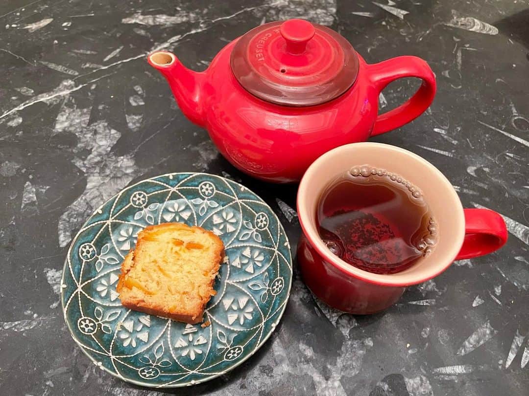 アグネス・チャンのインスタグラム：「吃完晚餐，兒子問我， 「媽，您要喝茶嗎？」 我說，「好啊」 兒子為我準備了我特別喜歡的蘋果茶。 又切了一片香橙蛋糕給我。 坐下來一邊吃一邊跟我談話。 小時候我為孩子做的事。 現在他們自動自覺的為我做。 就是這麼小的一件事， 但我覺得很幸福，很安慰。 開心的程度，難以形容。 ￼ 可能幸福就是這麼簡單的事， 可能幸福是可以培養的，￼ 可以一代傳一代的。 爸媽，加油啊！ 最好的日子，在等待著您們。」