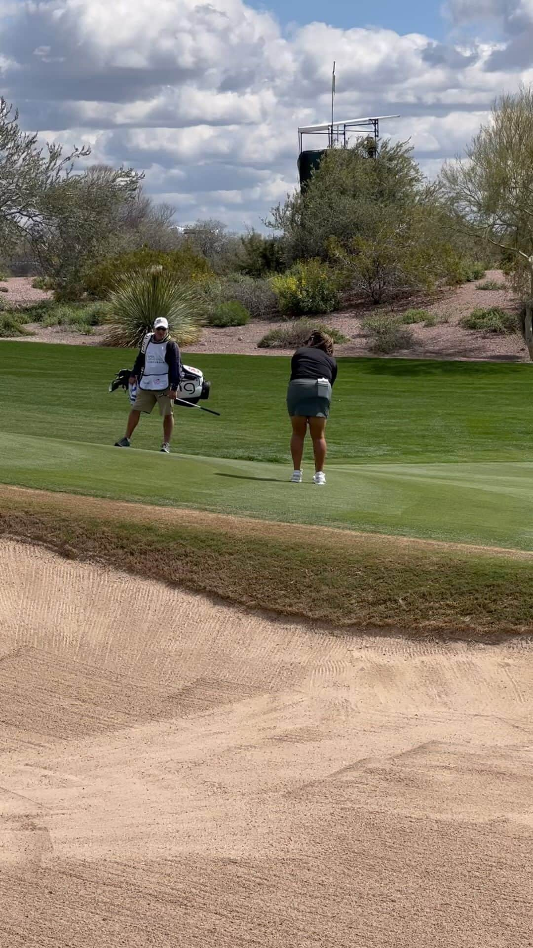 リセット・サラスのインスタグラム：「A deals a deal .... put the putter away John 🥃 🦅 😎  Our shot of the day 🖤」