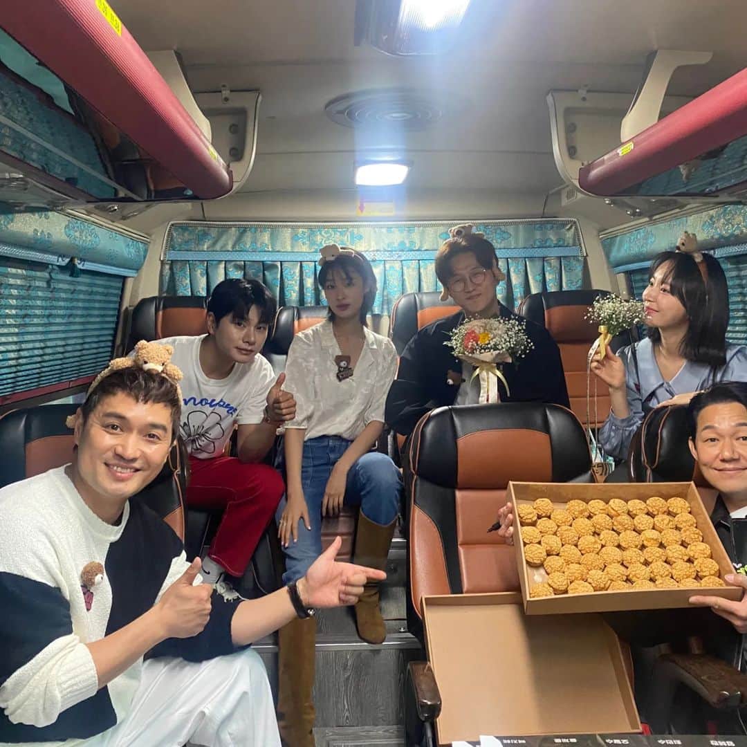 パク・ソングァンのインスタグラム：「## 무대인사 첫째 날  성웅이형 화난 거 아님 기분 좋은거임요ㅋㅋ ㅋ  지금 보러 오셔요~‼️ 예매 고고🙏🏻」