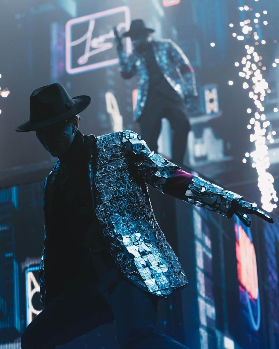 有働真帆さんのインスタグラム写真 - (有働真帆Instagram)「2 more shows left…!! Frankfurt tonight🙌🏼🙌🏼 🇩🇪 #chrisbrown #undertheinfluencetour」3月25日 23時49分 - maho_udo