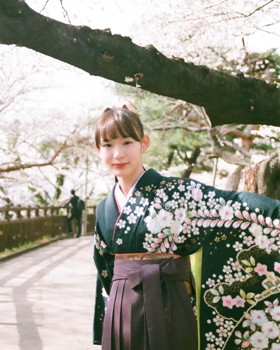 のインスタグラム：「🌸 今日は『生きててごめんなさい』のトークでした、ありがとうございました！声がカスカスですみませんでした。  自分のことを愛そう、とか、 ほんっと難しいよね😂！人によると思うけれど！ 各々が根本の傷やコンプレックス、原因を知って、 そしてそこを癒していくことが、自分を愛することなのかなと思ったり。  だからまずは、つらいけど、 嫌なところを認めて、自分を深く知らないと、なかなか満たされないというか、正しい満たし方がわからないのかなと思う。 いくらお花を飾っても、美味しいご飯を作っても、その時は気分が良くなるけど、結局自分の機嫌を取りきれなかったりするもんね(その時気分が良くなるのも大事だよ)  私は進み続けるね。進撃の巨人だからね。 自分と、周りの大切にしたい人たちのためにも  22歳ほしはおまんじゅうみたい。今もまだおまんじゅうみたい。 ポニーテールきつくて目が吊りあがっとるがな  #ほし」