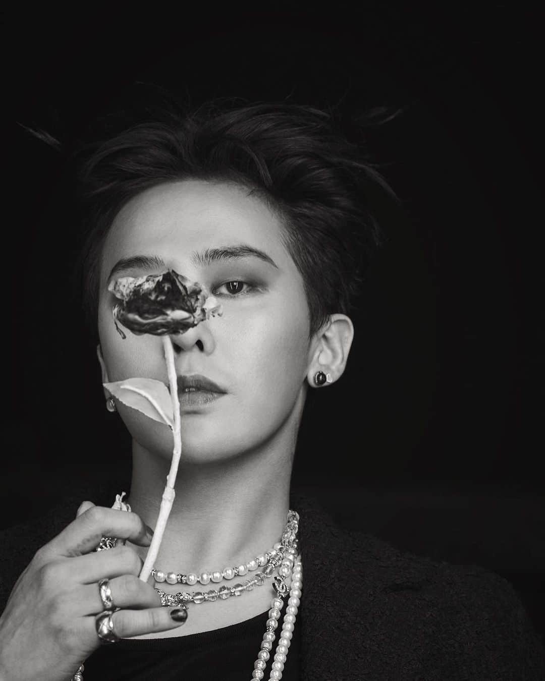 G-DRAGONのインスタグラム：「#AD @harpersbazaarkorea @chanelofficial」