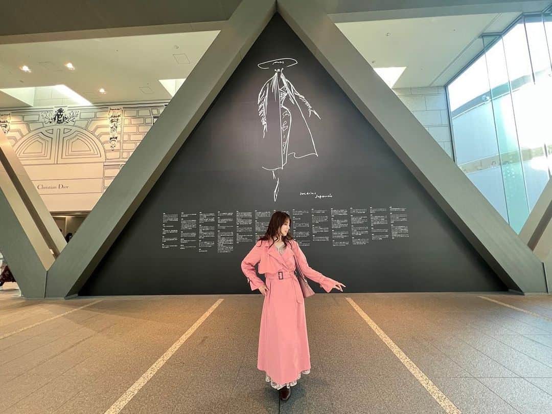 寺山葵のインスタグラム：「少し前ですが、、、 ついに日本へ上陸した 「クリスチャン・ディオール、夢のクチュリエ」展へ 行ってきました👗💎🎶✨  刺激的で素敵なデザインを この目で拝見出来て 本当に光栄でした⭐️✨  #dior #dior展 #ディオール #ディオール展 #クリスチャンディオール夢のクチュリエ展 #christiandior #東京都現代美術館」