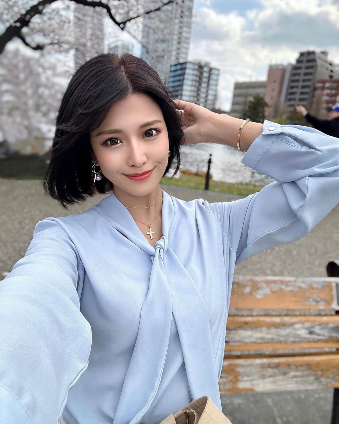 鈴木まりなのインスタグラム：「黒髪にした🖤 髪質改善NiLトリートメントの艶感すごい🌹✨  美容室▶︎ @rollen_official  担当 @rollen_katagiri さん  」