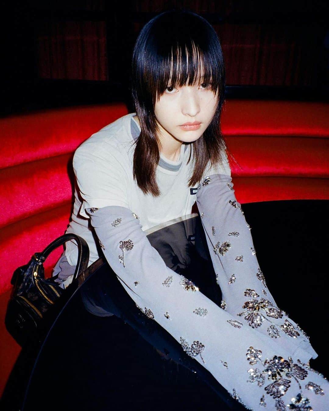 ハンナ・チャンのインスタグラム：「🖤 @miumiu #miumiu #miumiuselect」