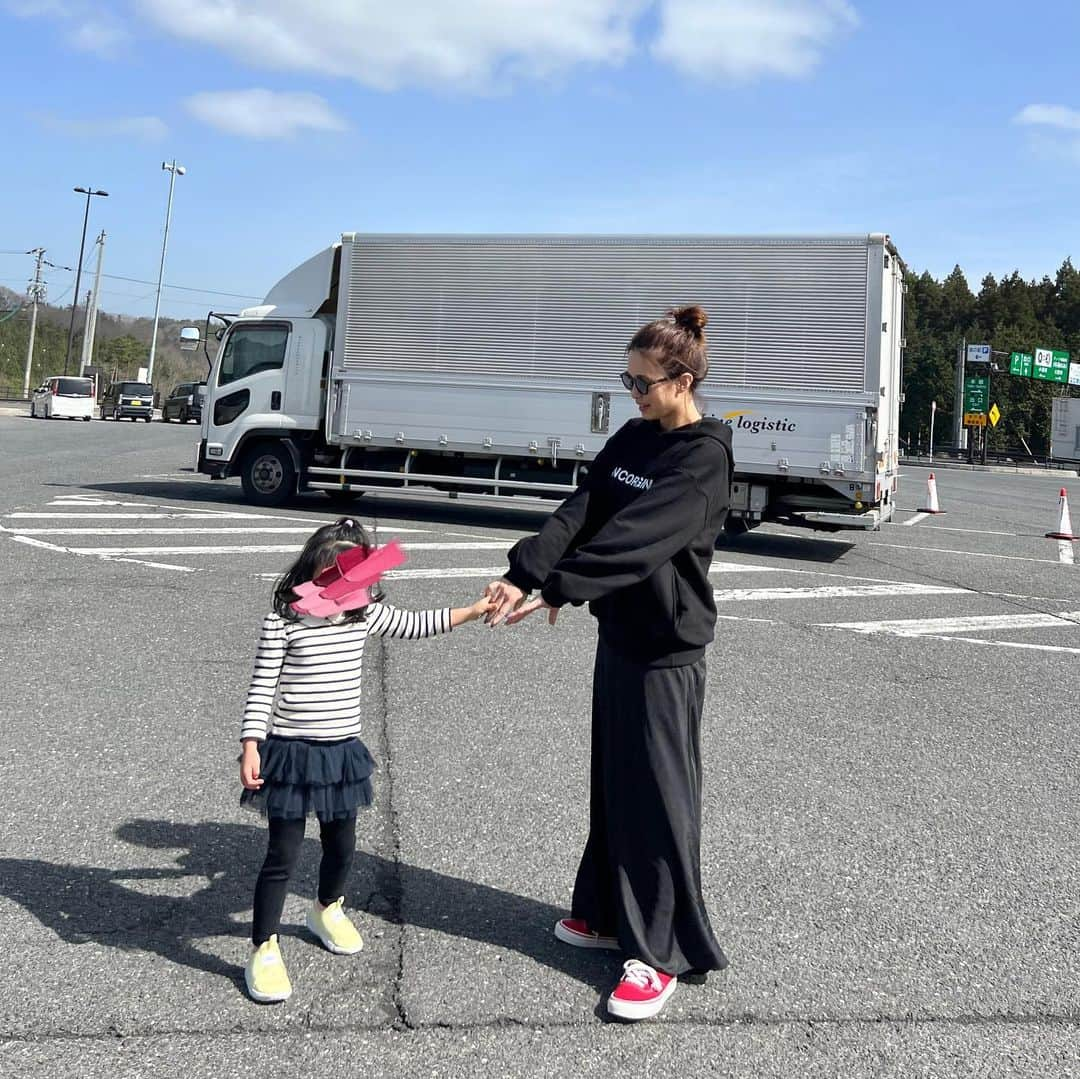 斎藤寛子さんのインスタグラム写真 - (斎藤寛子Instagram)「従兄妹や兄姉に会いに🚗♪🌸  良い天気です☀️  tops #anieca @anieca_official  skirt #anieca @anieca_official  shoes #vans @vans   #coordinate #ootd #instafashion」3月26日 0時01分 - hiroko4life