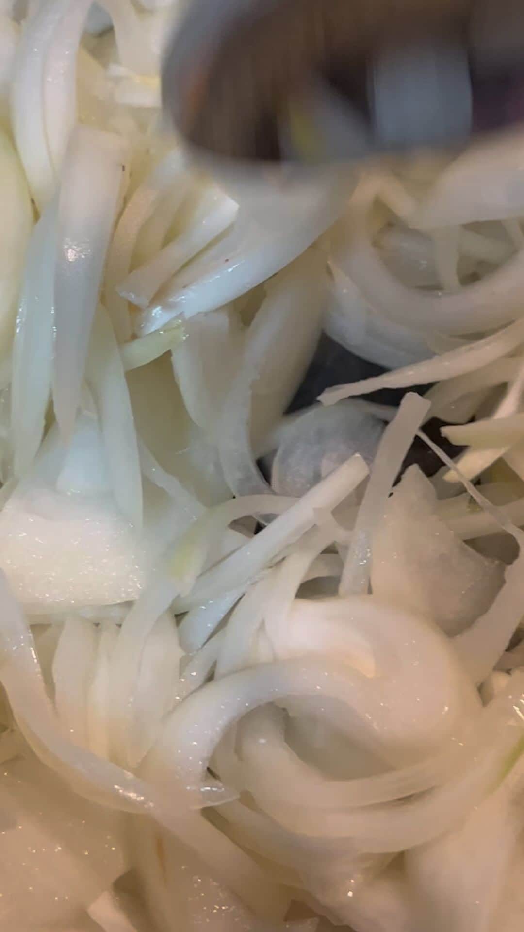 Shinnosukeのインスタグラム：「#たまねぎ #炒める #fly #onion #料理 #たまねぎ剣士」