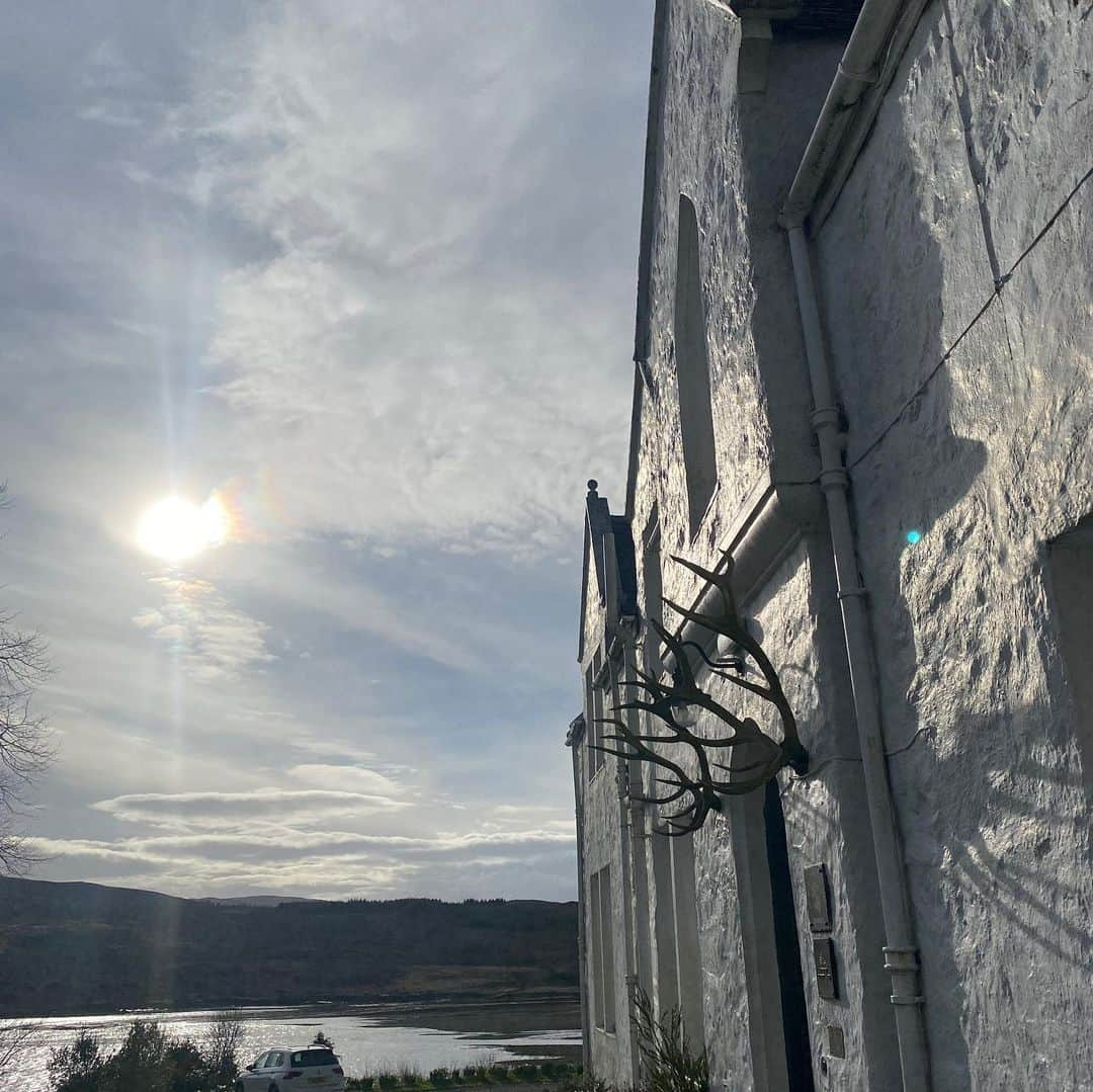 ロッテ・ヴァービークさんのインスタグラム写真 - (ロッテ・ヴァービークInstagram)「We had the most magical time at the enchanting @kinloch_lodge ✨ we ate and slept for days 😍 and bathed with a view on the loch 🏴󠁧󠁢󠁳󠁣󠁴󠁿  Thank you Isabella and Kinloch family ♥️」3月26日 0時09分 - lotteverbeek