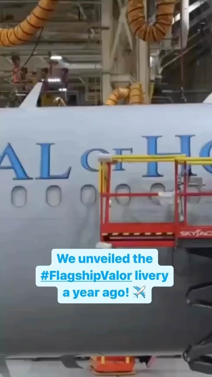 アメリカン航空のインスタグラム：「It’s been a year since the unveiling of #FlagshipValor, our livery honoring the recipients of the Medal of Honor. This livery is a flying tribute to the recipients of the highest award for military valor in action. Today on National #MedalofHonor Day, we thank our nation’s greatest heroes and all who have served.🎖✈️」