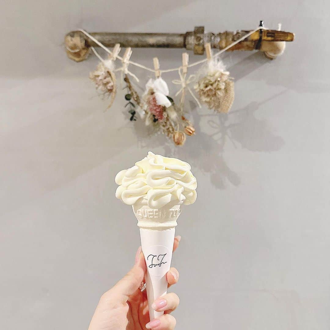 近藤沙瑛子のインスタグラム：「福岡で行きたかったカフェ🍦 夜0時までやってるからサイン会後に全然間に合った☺️✨️  白いコーンにふりふりしたアイスがめちゃくちゃ可愛くて、味もミルク濃くてすごく美味しかった…🥲✨️ また行きたい💭  りんご飴はテイクアウトしたよ🍎  #福岡カフェ #福岡夜カフェ #ソフトクリーム #福岡アイス #西新カフェ」