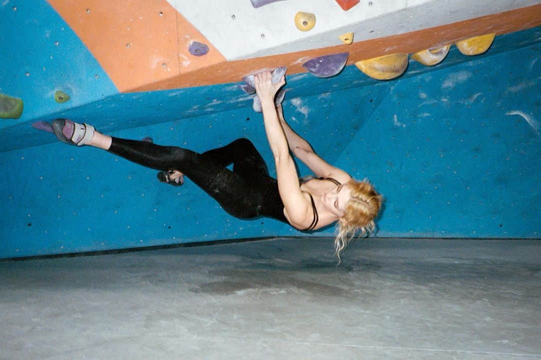 ウィロー・シールズのインスタグラム：「Rock climbing really brings out the badass and happiness in me 🪨」