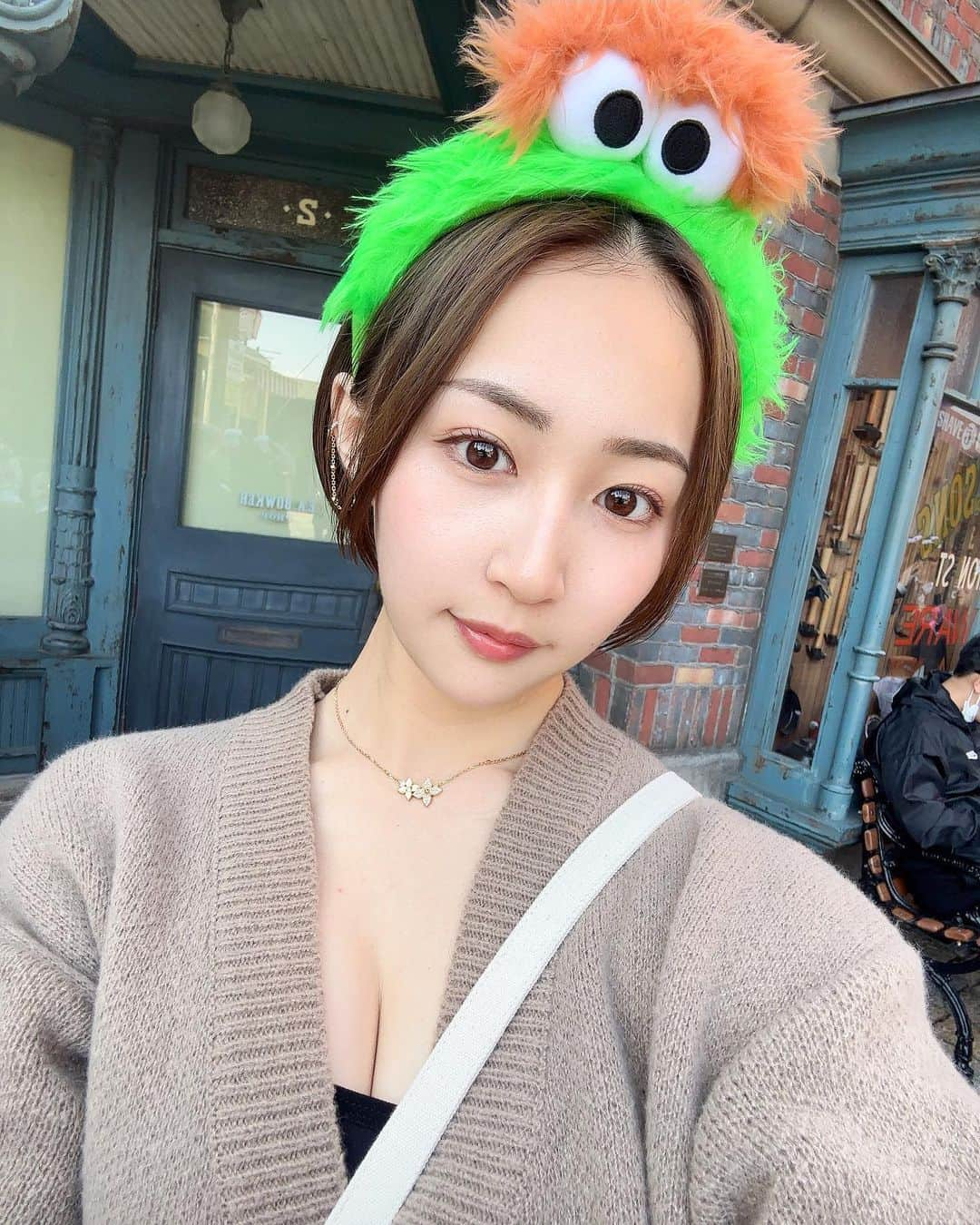 高橋美憂さんのインスタグラム写真 - (高橋美憂Instagram)「USJ🌎🤍 日帰りで4時間しかいなくて、 乗り物乗らずでも何だかんだ楽しかった🫰🏻  チケットの日付間違えちゃってて、 ニンテンドーワールドとハリポタは 来月にお預けになりました🥺(笑)  #universalstudiosjapan #usj  #ユニバーサルスタジオジャパン  #セサミストリート #カチューシャ  #ユニバ #大阪 #日帰り #新幹線」3月26日 0時39分 - miichan_0630