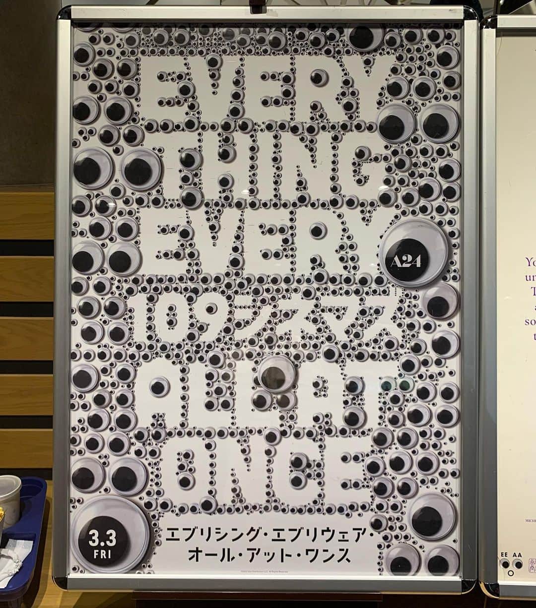 鈴木桃子さんのインスタグラム写真 - (鈴木桃子Instagram)「あんなにカオスでナンセンスなのに、こんなにもグッと来てクスッと笑えて、ほろっとできるってスゴイw 母親としてめちゃくちゃ共感できるところもあったりして。 この手の映画は好きと苦手に分かれるかもだけど、私はかなり好きでした😊 もう一回観たいかも！  #everythingeverywhereallatonce」3月26日 0時49分 - momokosuzuki