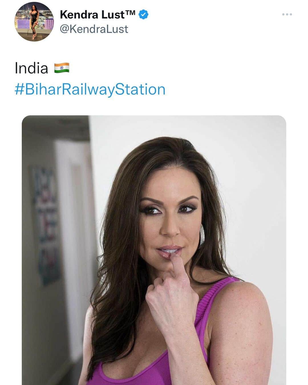 Kendra Lustさんのインスタグラム写真 - (Kendra LustInstagram)「This tweet made so many in #India happy 🙌🏻 #BiharRailwayStation 🇮🇳 maybe i should visit soon .. so many asking me to get into #Bollywood  love u all appreciate all the love from India ❤️」3月26日 0時45分 - kendralust