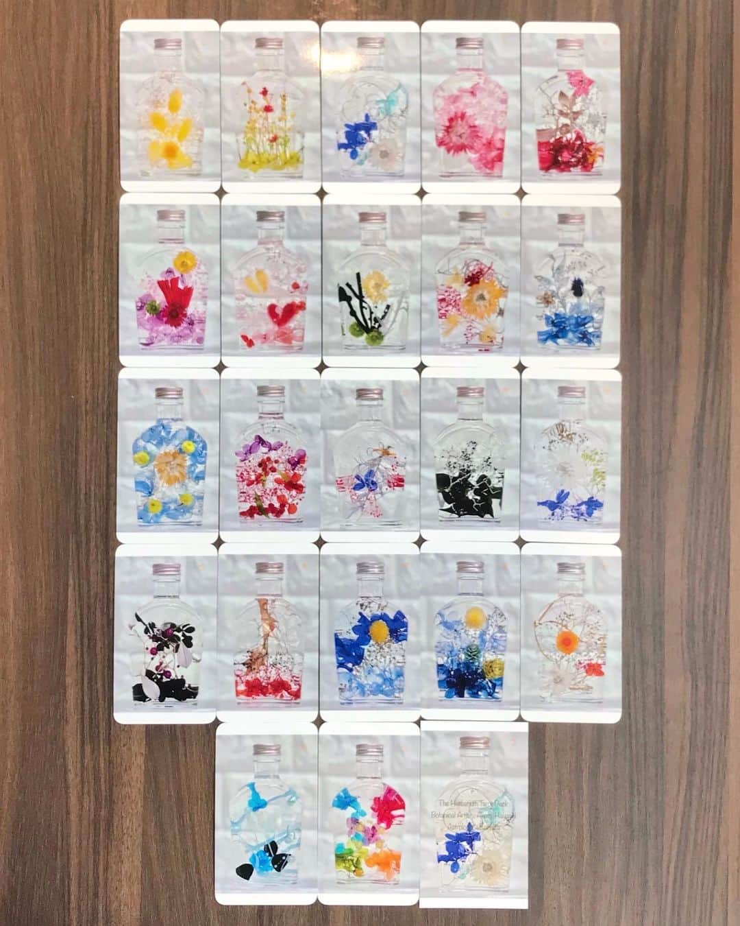 桂のインスタグラム：「New Axis Tarot Deck Series  The Herbarium Tarot Deck  下段右端のカードは、ハーバリウムタロットデッキのタイトルカードです。  #originaltarotdeck #botanicalart #herbarium #herbariumtarotdeck #オリジナルタロットカード #ハーバリウムタロット」