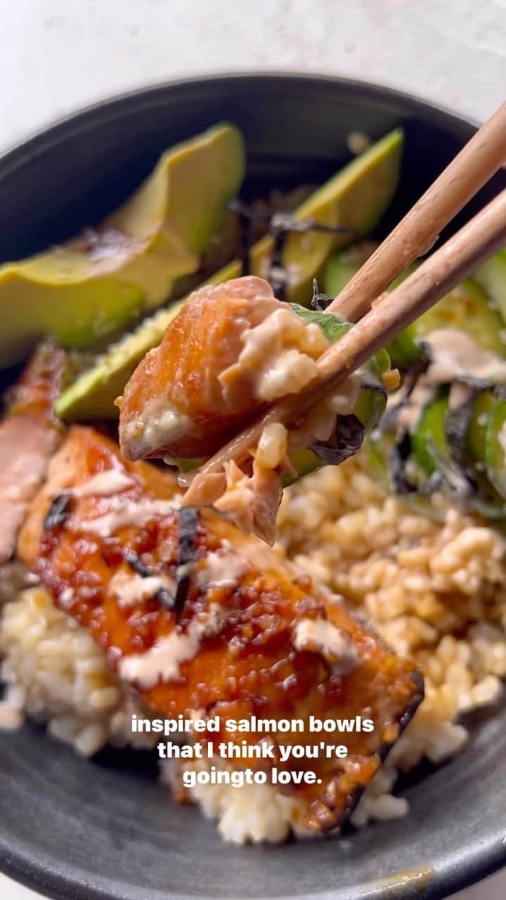 Sharing Healthy Snack Ideasのインスタグラム：「Seared garlic-ginger salmon rests on a fluffy scoop of steamed brown rice along with creamy avocado, crisp cucumber slices and salty nori in this healthy salmon bowl. Pour a ribbon of spicy sriracha mayo over this beauty, and you’ve got yourself a dinner that has something for everyone. By • @themodernproper #salmonbowl #ricebowl #cookingvideo #easydinnerideas #salmondinnerideas #sushi #sushibowl #recipevideo #recipevideos #dinnerideas #healthydinner」