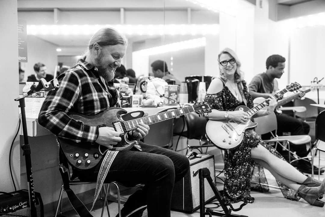 テデスキ・トラックス・バンドのインスタグラム：「Behind the scenes from this week on tour 📸@bradleystrickland1」