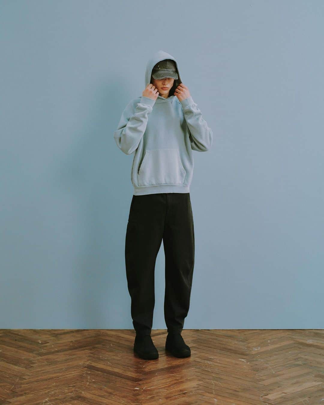 ジョン エリオットのインスタグラム：「This Spring, the Folsom Collection is updated with new details and fits. Styles in the first drop include a raglan hoodie that's oversized and cropped, a re-envisioned tee, and straight leg sweats.   Sunday 3.26  📸 @p.lo」