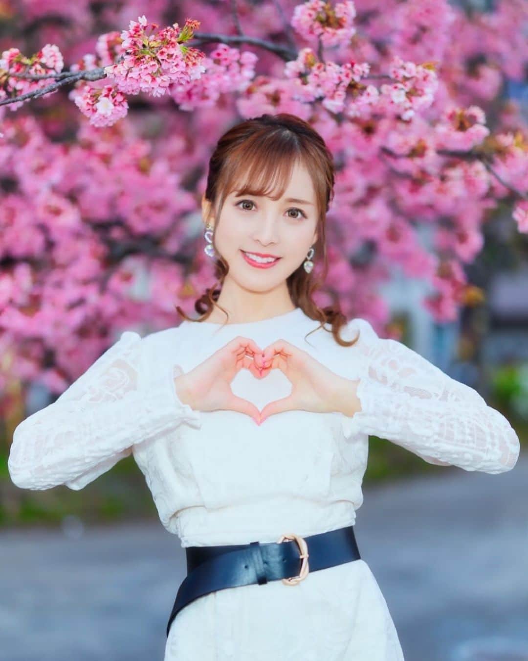葵井えりかのインスタグラム：「今週から桜撮影始まります🌸 例年開花日に撮影会やってあまり咲いてなかったから 遅めでもいいのかな〜とか考えてたら なんか今年は早かった気がする🥹… もう少し持ちますように🙏4/1撮影会は🈵です！  #🌸 #portrait #darich  #racequeen」