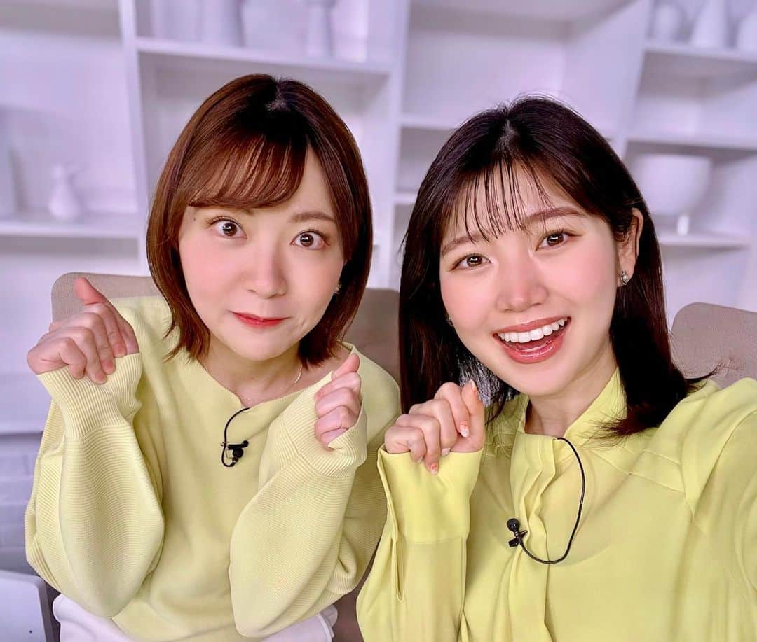 高橋幸のインスタグラム：「バトンタッチ時に柴田キャスターと！ きょうは揃って菜の花カラーでした💛 雨の週末となりましたね、、！ 桜の見頃をもう少し楽しみたいので優しい雨でありますように☂️✨  #春カラー #アナウンサー衣装」