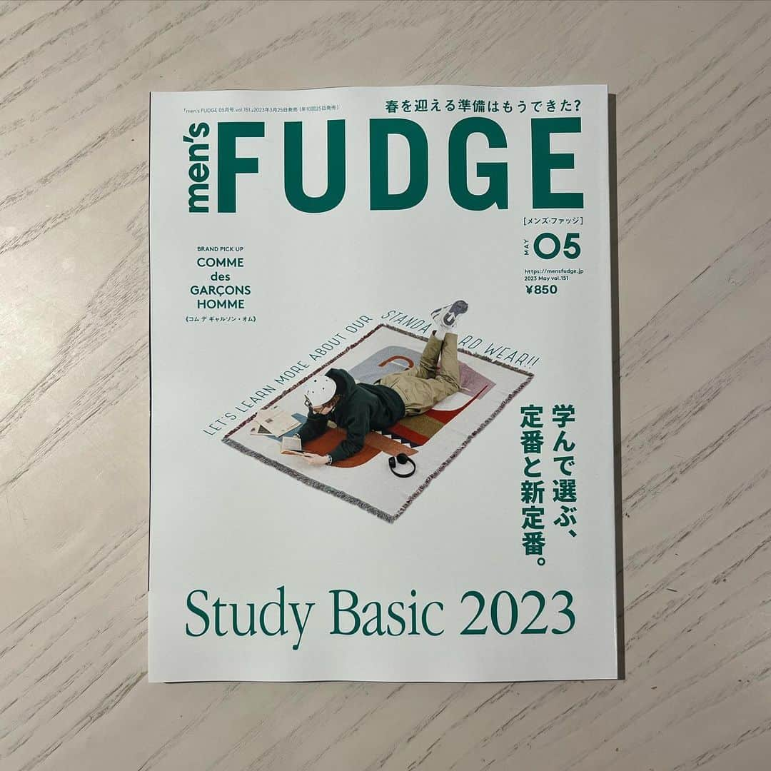 men'sFUDGE のインスタグラム：「men’s FUDGE 05月号、本日発売です。みなさん、待ち焦がれた春への準備は順調に進んでいますか？今回はそんな＂始まりの季節＂を意識した一号を、爽やかな新緑カラーとともにお届けします。  今月は、定番服のことをもっと知れる・学べる＂春のスタディベーシック＂、いつかは手に入れたい＂あの＂憧れブランドの名品、この季節にぴったりなシャツの着方、今の気分にフィットするフーディのお話、春の訪れを告げる鉄板デニム、ちょっとやんちゃが気分なビバップスタイル、新生活にきっと役立つインテリア、1つあればとっても便利なパッカブルなどなど、コンテンツがとにかく盛りだくさん。  春のお出掛け前の参考にひと読み、またはのどかな家時間の充実にひと読み…と、あなたのいろんなひとときに一冊いかがでしょうか？最新号は全国の書店、コンビニ、またはオンラインストアでぜひお買い求めください。  photo：Yoshiteru Aimono styling：Kenta Nakakita hair&make：Masa Kameda model：Zach edit：Go Suzuki〈KIP Inc.〉 design：Kentaro Inoue 〈CIRCLEGRAPH〉  #mensfudge #メンズファッジ #fudgeboy #ファッジボーイ #cleanboy #クリーンボーイ #fudgemagazine #ファッジ #goodstyle #グッドスタイル #playbasic #プレイベーシック #newold #ニューオールド #spring fashion  #スプリングファッション #studybasic #スタディベーシック」