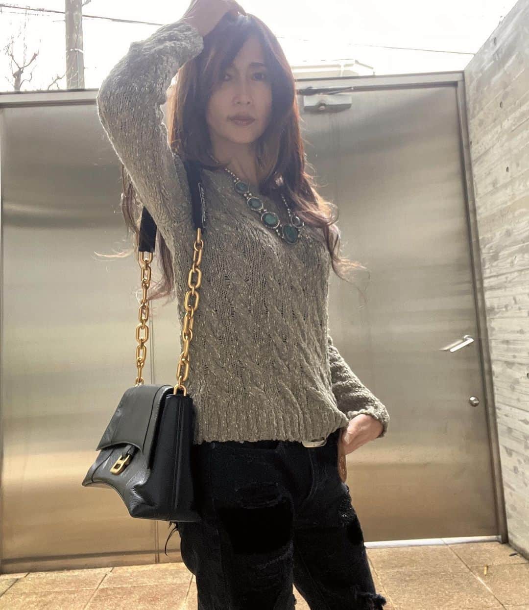 のインスタグラム：「湿気で髪型が決まらない🤣 なんかホエホエしてしまいますね。 結ぶのもね、、、、  友人がギフトしてくれたバッグ✨　長く持ち歩いても肩にひびかないです。  アイシャドウは　@diorbeauty サンクの079」