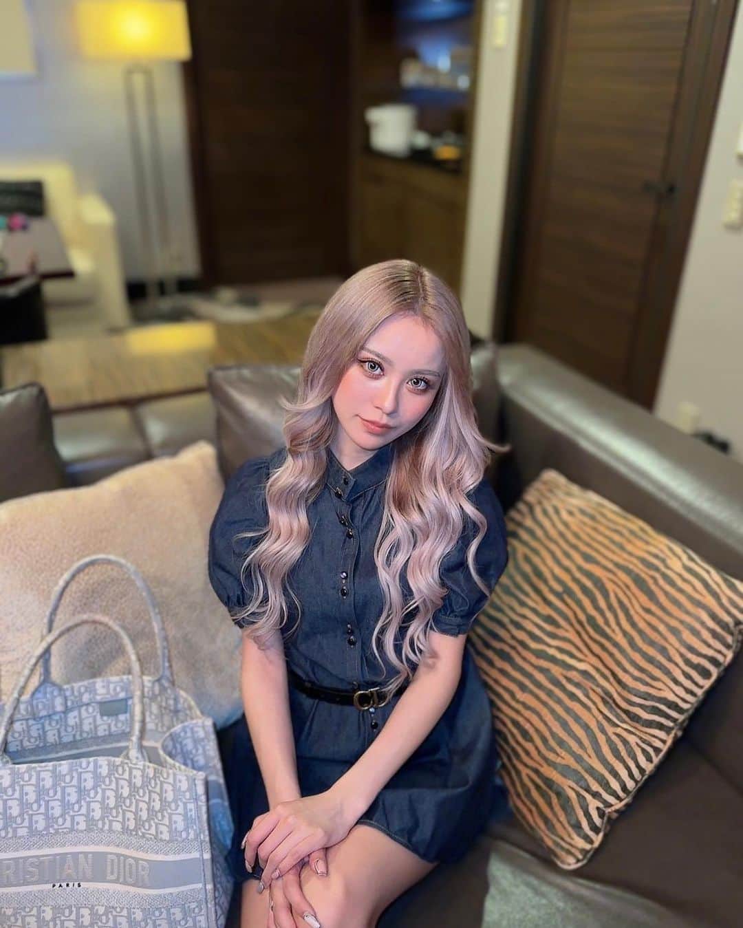 染谷リアナのインスタグラム：「@resexxy_official さんのデニムワンピース👗🫶🏽  形も可愛いし後ろがリボンになっててバックスタイルもめっちゃ可愛いの💭  これからの季節にいっぱい着たいな〜🌷   #resexxy  #instagood  #instalike  #like4likes  #l4l  #follome」