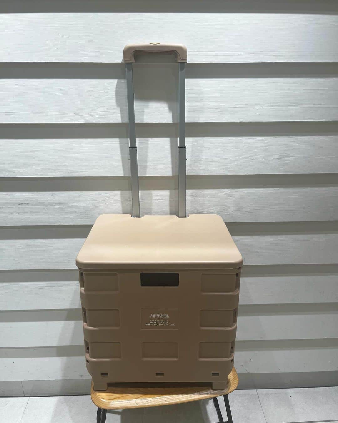 3COINS lN LUMINEのインスタグラム：「こんにちは🌸  ルミネ北千住店です‼️  本日は【折りたたみキャリー】についてご紹介します💼  こちらは折りたたみが可能なキャリーケースになっており、大きい物や重い物を運ぶのに便利です🙆‍♀️  持ち手部分は伸縮可能です！  折りたたむと写真の3枚目の形になります✨  外寸:縦 約42×幅 約38.5×奥行き 約34cm 内寸:縦 約30.5×幅 約35.5×奥行き 約 27.5cm 折りたたみ外寸: 縦 約42×幅 約42×奥行き 約10.5cm  お花見やピクニックが増えるこの時期に手に取ってみてはいかがでしょうか🌻  ぜひ店頭にてご覧ください！  ⚠️店舗により在庫状況が異なりますのでご了承くださいませ。  ご来店お待ちしております🐥 #3coins #スリコ#スリーコインズ」