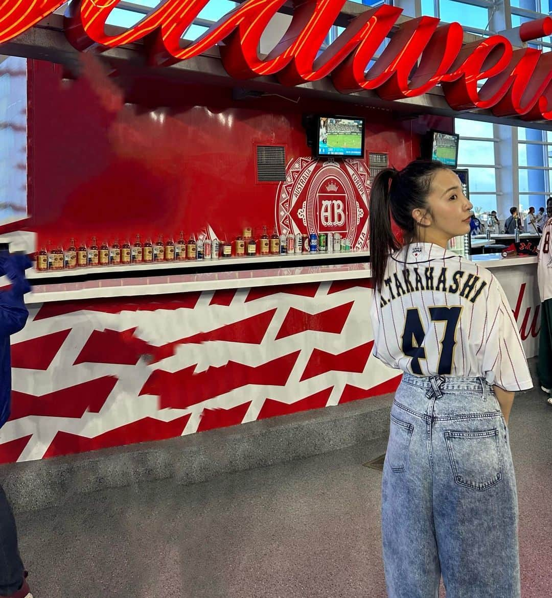 板野友美さんのインスタグラム写真 - (板野友美Instagram)「WBC14年ぶりの優勝おめでとうございます🇯🇵🏅 そして、選手の皆さん、 ファンの皆様、関係者の皆様、本当にお疲れ様です。  感動の連続で、私も家族として僭越ながら 近くで応援させてもらえた事に感謝です。  結婚した当初は中々思い通りにいかない時期や、 1番近くで葛藤する姿を見ていたこともあったので こんなに素敵な景色を一緒に見れた事 侍JAPANに選んで頂けたこと 夢のようで、色んな感情が込み上げてきました。  今後、どうなるのか、いつ何があるか分からない厳しい世界だからこそ 私達家族にとってもかけがえの無い瞬間でした。  決していい時だけじゃなく、辛い時期や大変な時期も これからもたくさんあると思います。 でも、こんなに感動的な日があった事、 日々近くで応援出来る喜びを感じて、 どんな時も支え合いながら苦楽を共にしていきたいと思います。  今後ともよろしくお願いします。  #WBC #侍ジャパン#優勝」3月25日 16時37分 - tomo.i_0703