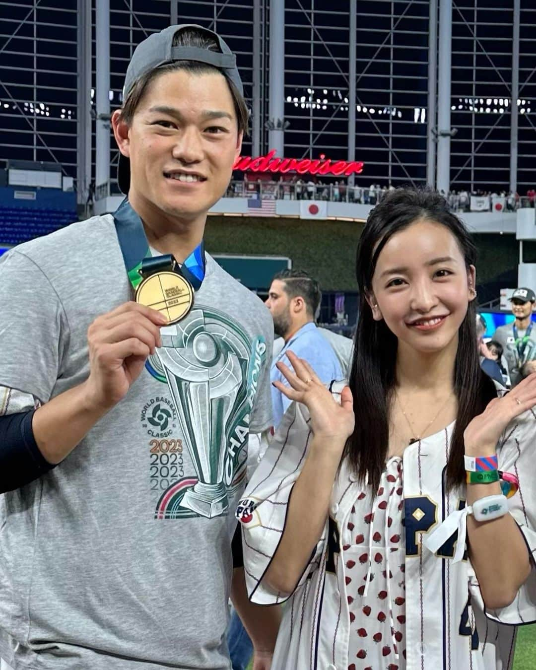 板野友美さんのインスタグラム写真 - (板野友美Instagram)「WBC14年ぶりの優勝おめでとうございます🇯🇵🏅 そして、選手の皆さん、 ファンの皆様、関係者の皆様、本当にお疲れ様です。  感動の連続で、私も家族として僭越ながら 近くで応援させてもらえた事に感謝です。  結婚した当初は中々思い通りにいかない時期や、 1番近くで葛藤する姿を見ていたこともあったので こんなに素敵な景色を一緒に見れた事 侍JAPANに選んで頂けたこと 夢のようで、色んな感情が込み上げてきました。  今後、どうなるのか、いつ何があるか分からない厳しい世界だからこそ 私達家族にとってもかけがえの無い瞬間でした。  決していい時だけじゃなく、辛い時期や大変な時期も これからもたくさんあると思います。 でも、こんなに感動的な日があった事、 日々近くで応援出来る喜びを感じて、 どんな時も支え合いながら苦楽を共にしていきたいと思います。  今後ともよろしくお願いします。  #WBC #侍ジャパン#優勝」3月25日 16時37分 - tomo.i_0703