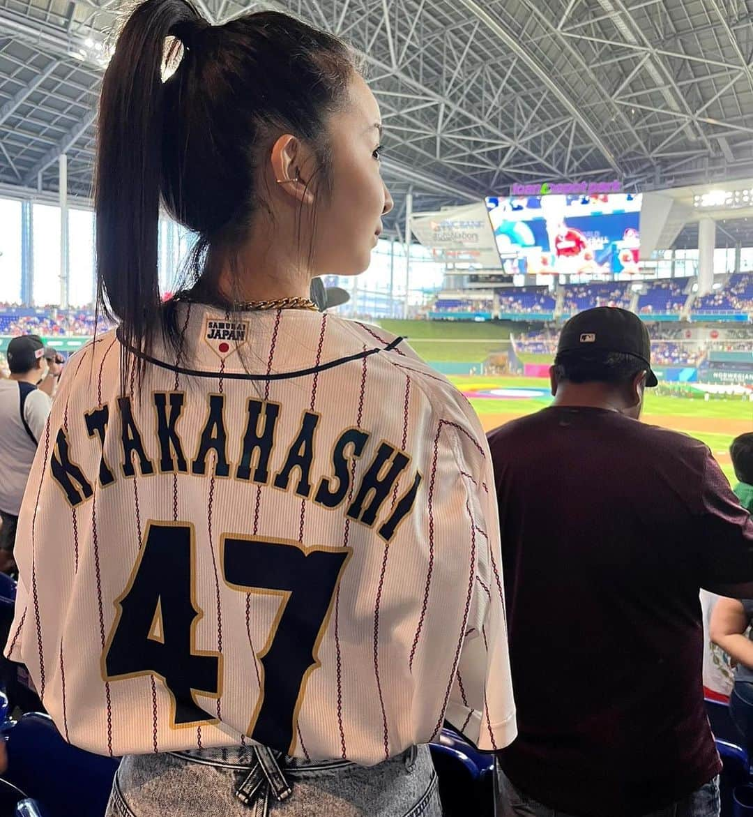 板野友美さんのインスタグラム写真 - (板野友美Instagram)「WBC14年ぶりの優勝おめでとうございます🇯🇵🏅 そして、選手の皆さん、 ファンの皆様、関係者の皆様、本当にお疲れ様です。  感動の連続で、私も家族として僭越ながら 近くで応援させてもらえた事に感謝です。  結婚した当初は中々思い通りにいかない時期や、 1番近くで葛藤する姿を見ていたこともあったので こんなに素敵な景色を一緒に見れた事 侍JAPANに選んで頂けたこと 夢のようで、色んな感情が込み上げてきました。  今後、どうなるのか、いつ何があるか分からない厳しい世界だからこそ 私達家族にとってもかけがえの無い瞬間でした。  決していい時だけじゃなく、辛い時期や大変な時期も これからもたくさんあると思います。 でも、こんなに感動的な日があった事、 日々近くで応援出来る喜びを感じて、 どんな時も支え合いながら苦楽を共にしていきたいと思います。  今後ともよろしくお願いします。  #WBC #侍ジャパン#優勝」3月25日 16時37分 - tomo.i_0703