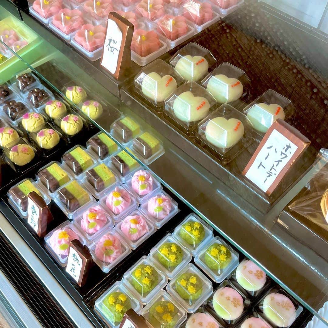 田中みかんのインスタグラム：「和菓子のお店ってあんま行ったことないけど、 ガチ芸術だった…🌸 めちゃくちゃ美味しかった…！ 店員さんも優しかった♡  食べたい！ももちろんあるけど、 欲しい！って気持ちが強かったww 可愛いから欲しい！ってなる。 私もオンナやな。(´Д｀)ﾊｧ…🌸  🍡金子老舗  小郡本店 〒754-0002 山口県山口市小郡下郷1511   #山口観光  #和菓子  #山口和菓子  #金子老舗  #和菓子屋」
