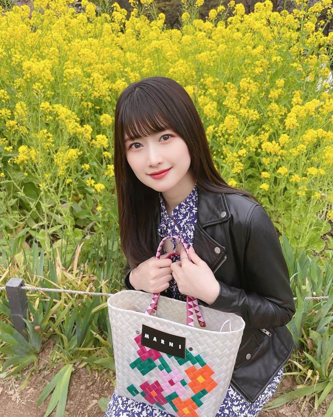 野地優奈のインスタグラム：「🌸🐝💐🐣 　 代々木公園でお花見🌸 もちろん桜も綺麗だったし 菜の花とか他のお花も満開だった〜🌷  えりかが誕生日にプレゼントしてくれた マルニのお花バッグもおろしたよ🥳💐 めちゃくちゃ可愛くてお気に入りすぎる🥹💖 本当にありがとう🥹💖 9〜10枚目は猫によるチェック動画です笑 かわいいお花もありがとう😆💐💓  代々木公園のお花見に欠かせないのが ナタデクリスチアノのエッグタルト🤤🐣 何度も言ってるけど ここのエッグタルトは圧倒的美味…❕❕ 並んだ甲斐ある😋🧡 　 最後はちょっと歩いて 天ぷら食べに行きました🍤💛 めちゃくちゃ美味しかった😚💞 　 ハッピーすぎる休日でした🎶」