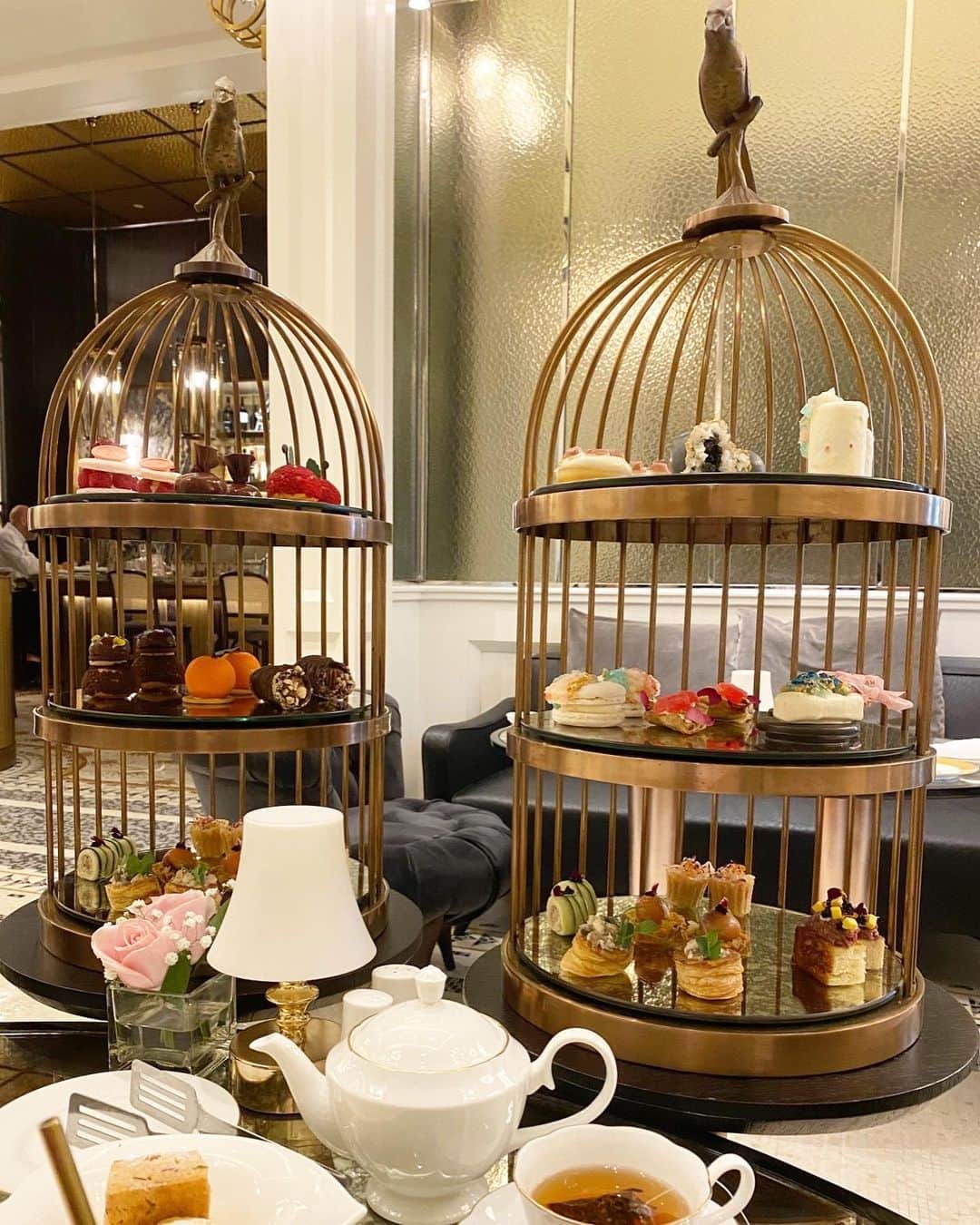 益田麻衣のインスタグラム：「先日訪れた、 @langham_jakarta のアフタヌーンティー。  ALICEという名の通り、不思議の国のアリスの世界に来たような素敵な空間✨  かごの中には可愛いスイーツたち💕  1段目、2段目がスイーツ。 3段目がセイボリー。  ボリュームがあるので、食べきない場合はテイクアウトもできますよ〜  まだまだジャカルタにら素敵なアフタヌーンティーが潜んでいるはず🫖  アフタヌーンティー巡りしたいです❣️  #afternoontea #アフタヌーンティー #hotel #ホテル #langham #langhamhotel  #ティータイム #スイーツ #ハイティー #ジャカルタ #インドネシア」